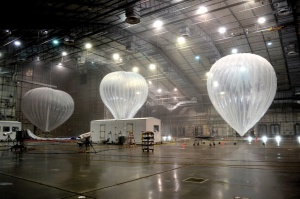S helijem napolnjeni Googlovi baloni v ledenem hangarju na Floridi med preverjanjem, ali puščajo.